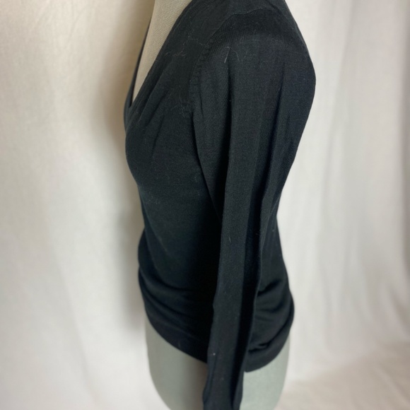 Gap V-neck light weight long sleeved black sweater - Picture 7 of 10